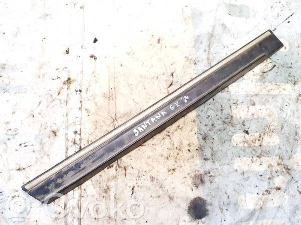 Volkswagen Santana Aizmugurē durvju dekoratīvā apdare (moldings)
