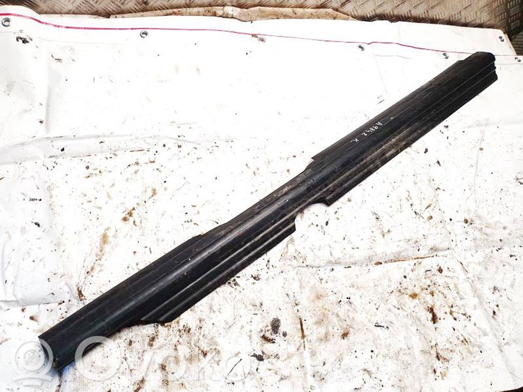 Volkswagen PASSAT B4 Moldura protectora del borde delantero