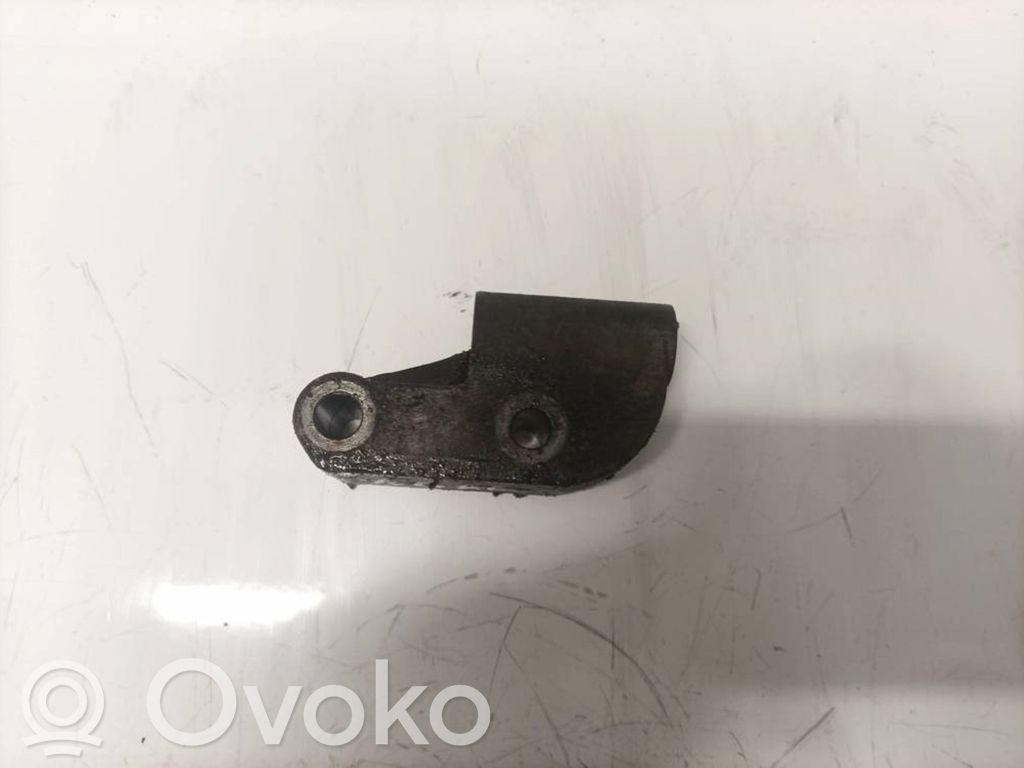 Engine mounting bracket