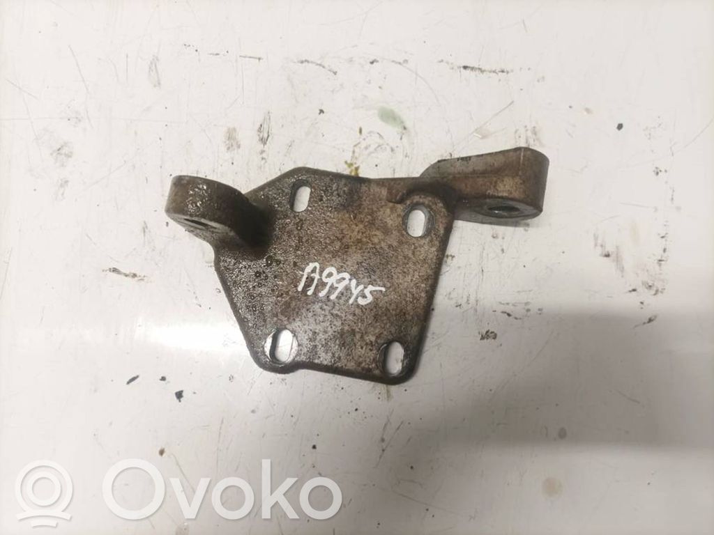 Volvo XC90 Engine mounting bracket 