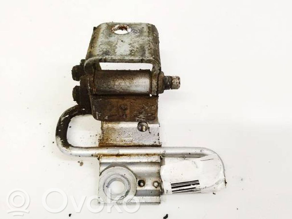 Volkswagen PASSAT B6 Cerniera inferiore della portiera posteriore