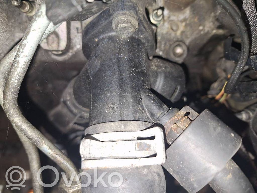 Volkswagen PASSAT B4 Tuyau de liquide de refroidissement moteur
