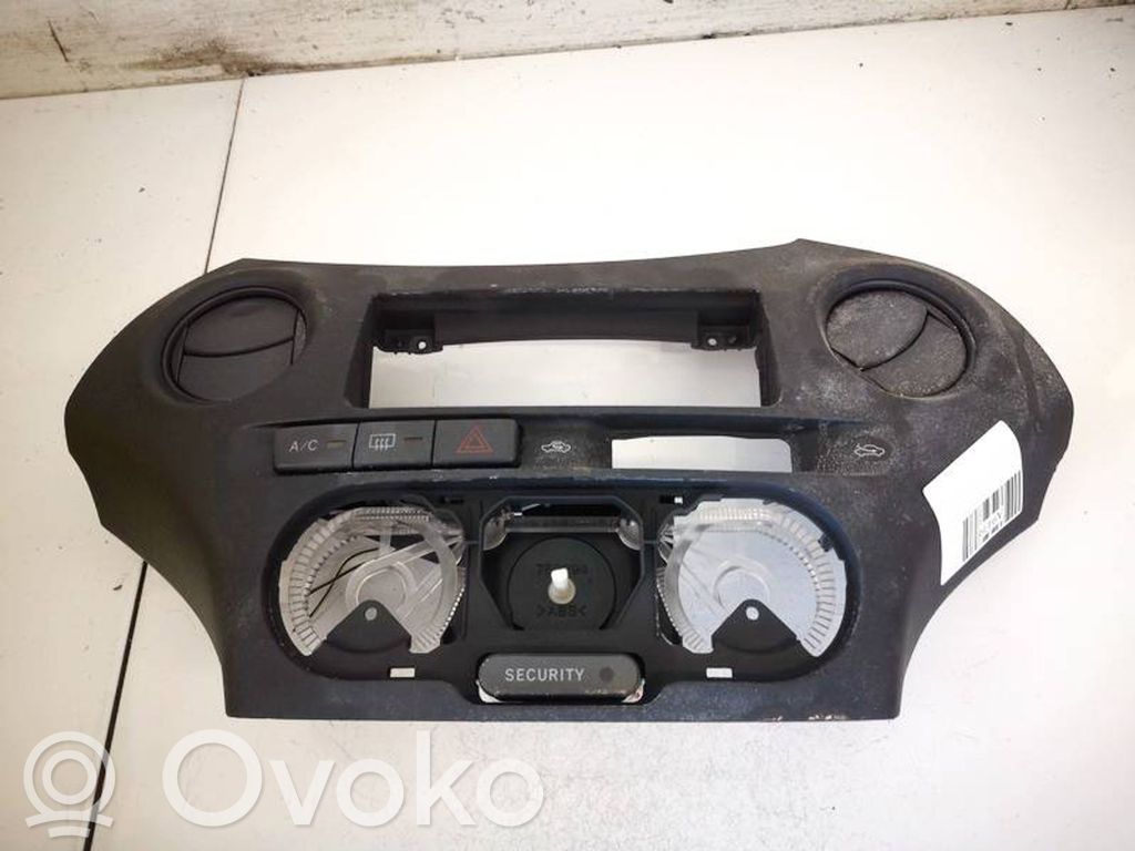 Toyota Yaris Dysze / Kratki środkowego nawiewu deski rozdzielczej 