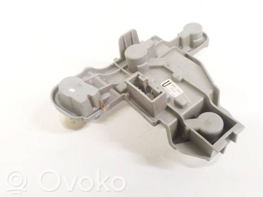 Toyota Corolla E120 E130 Takavalon polttimon suojan pidike 