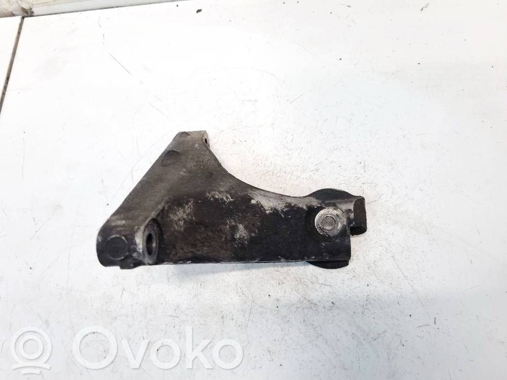 Engine mounting bracket