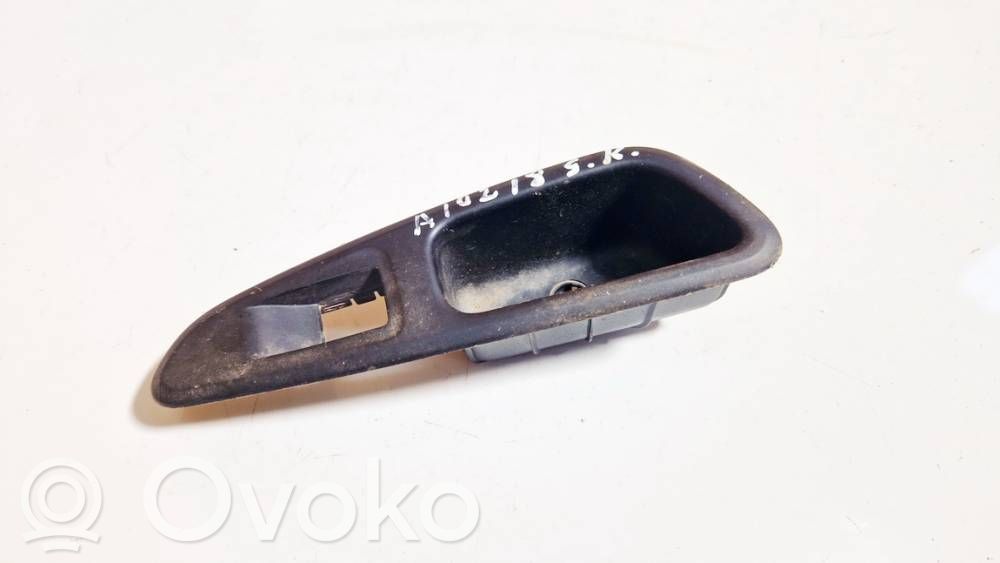 Peugeot 308 Ramka przycisków otwierania szyby drzwi przednich 
