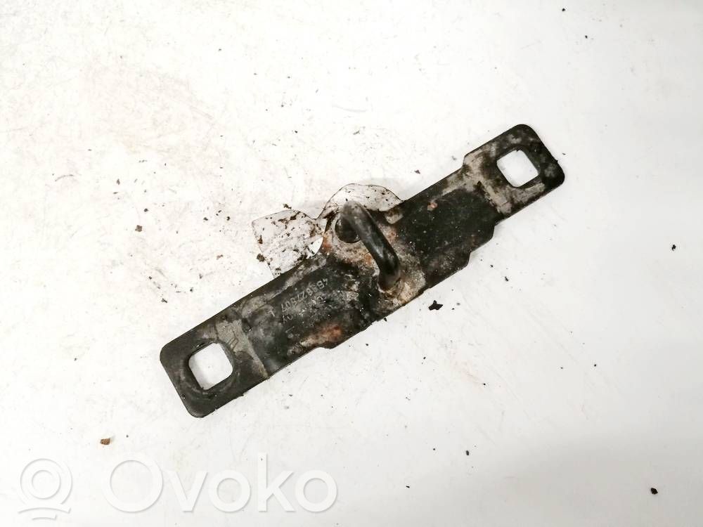 Audi A4 S4 B5 8D Rygiel zamka drzwi przednich 