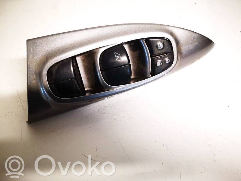 Nissan Juke I F15 Przyciski szyb 