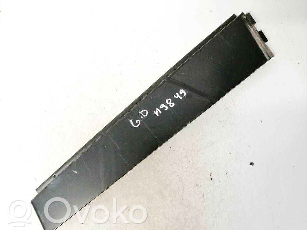 Volkswagen PASSAT B6 Ornament geam ușă spate 