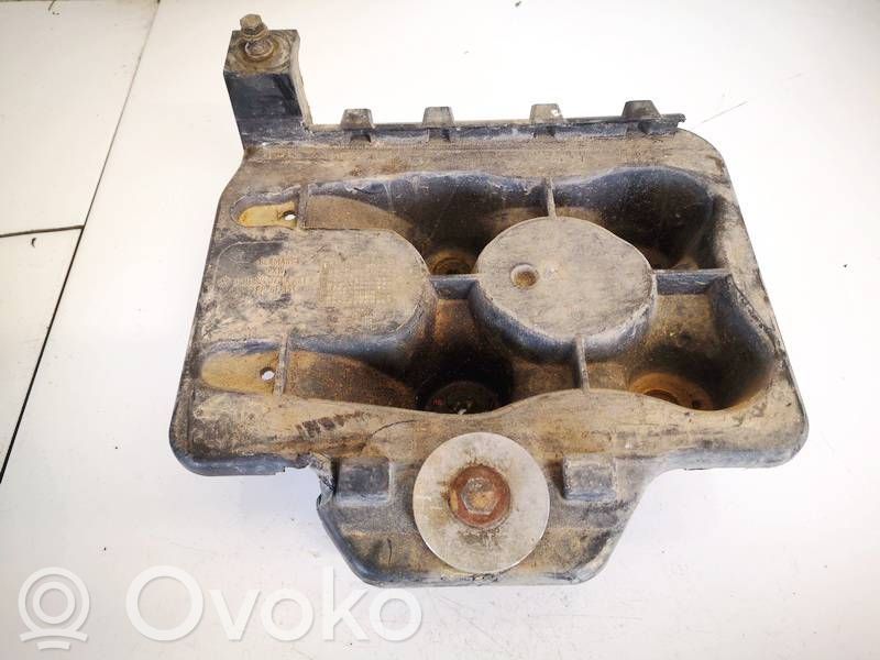 Volkswagen Golf IV Akun kiinnike 