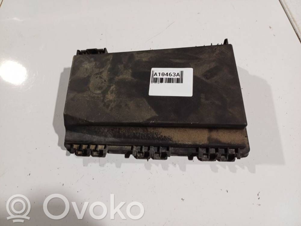 Opel Astra H Couvercle de boîte à fusibles 