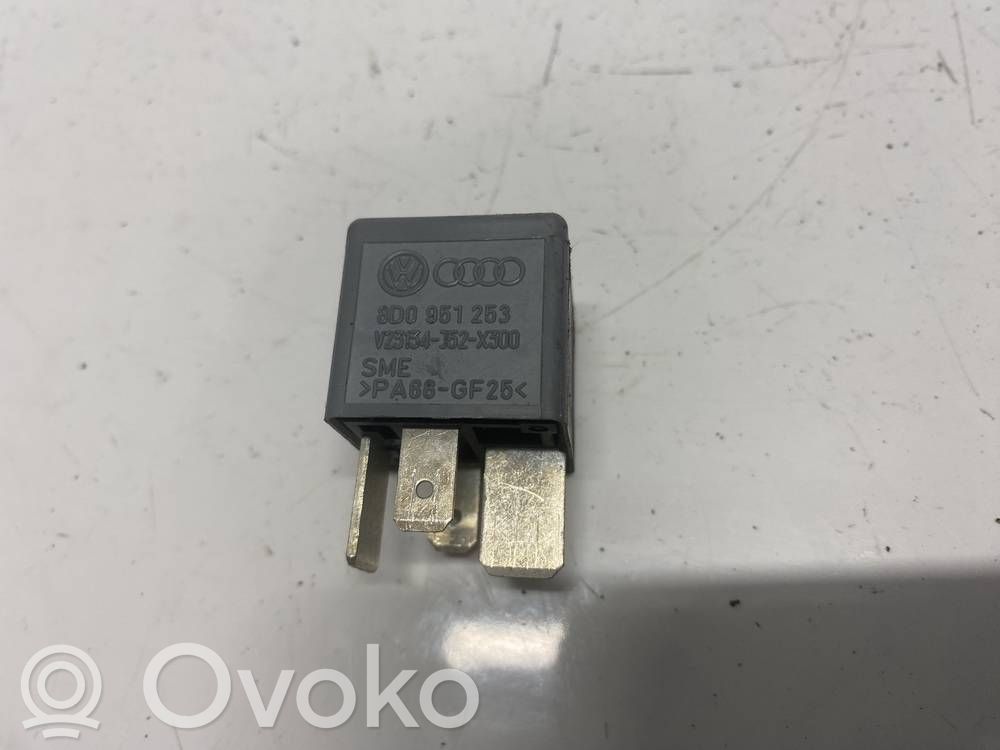 Autres relais   8D0951253,V23134J52X300,8D0951253,V23134J52X300