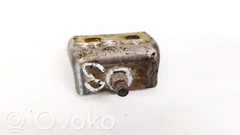 Rear door lower hinge   USES,USES
