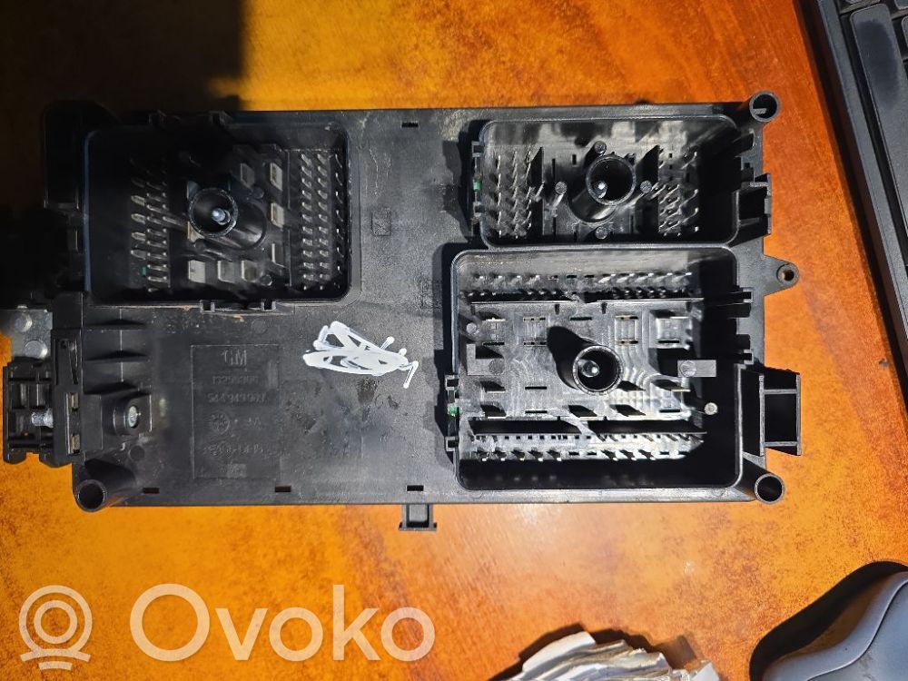 Opel Insignia A Juego de caja de fusibles 