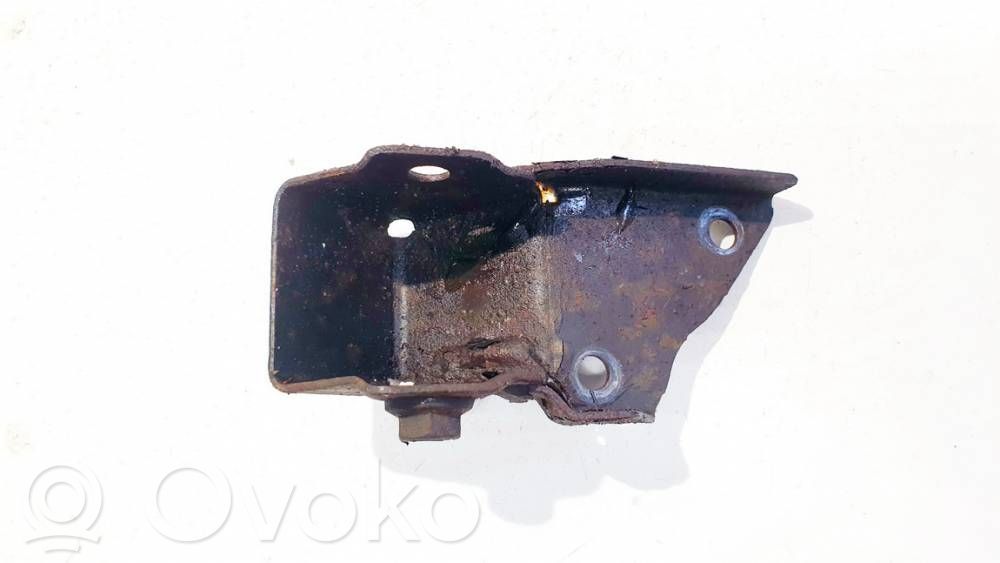 Engine mounting bracket