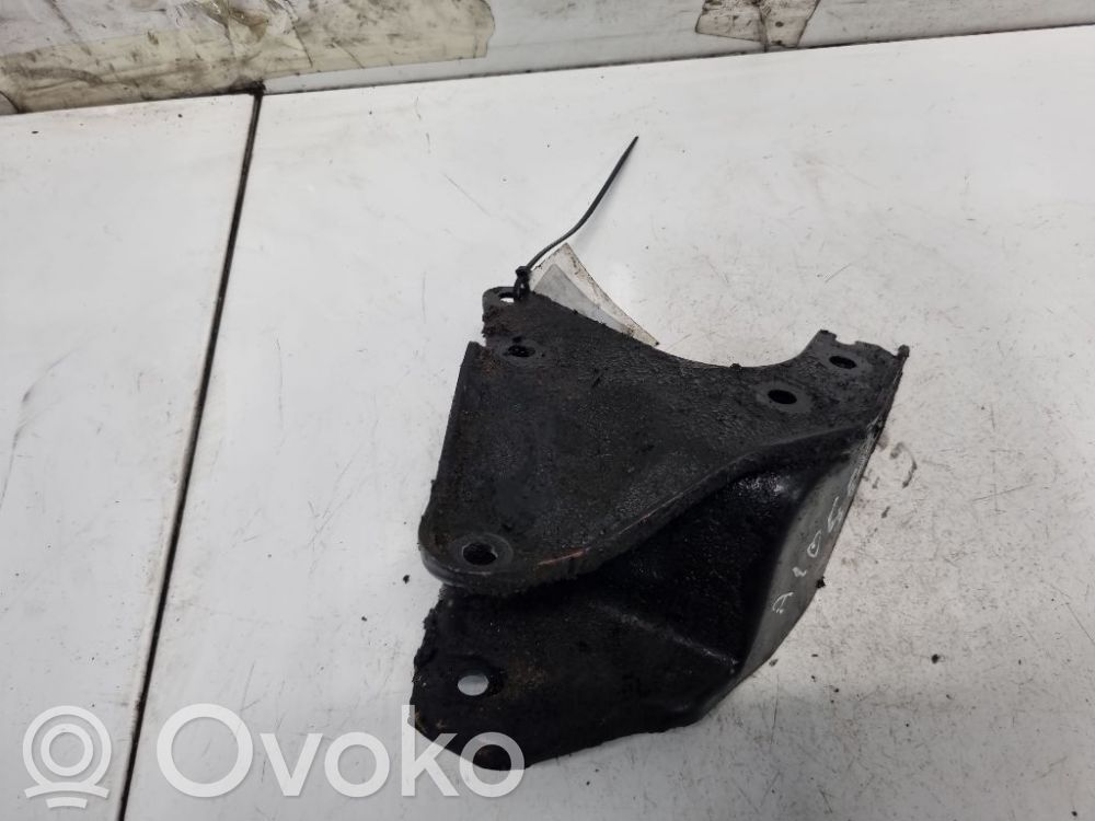 Engine mounting bracket