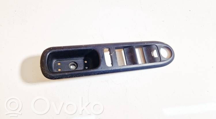 Peugeot 407 Ramka przycisków otwierania szyby drzwi przednich 