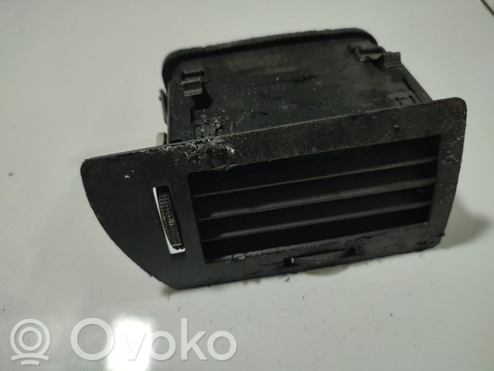 Opel Astra H Dysze / Kratki środkowego nawiewu deski rozdzielczej 