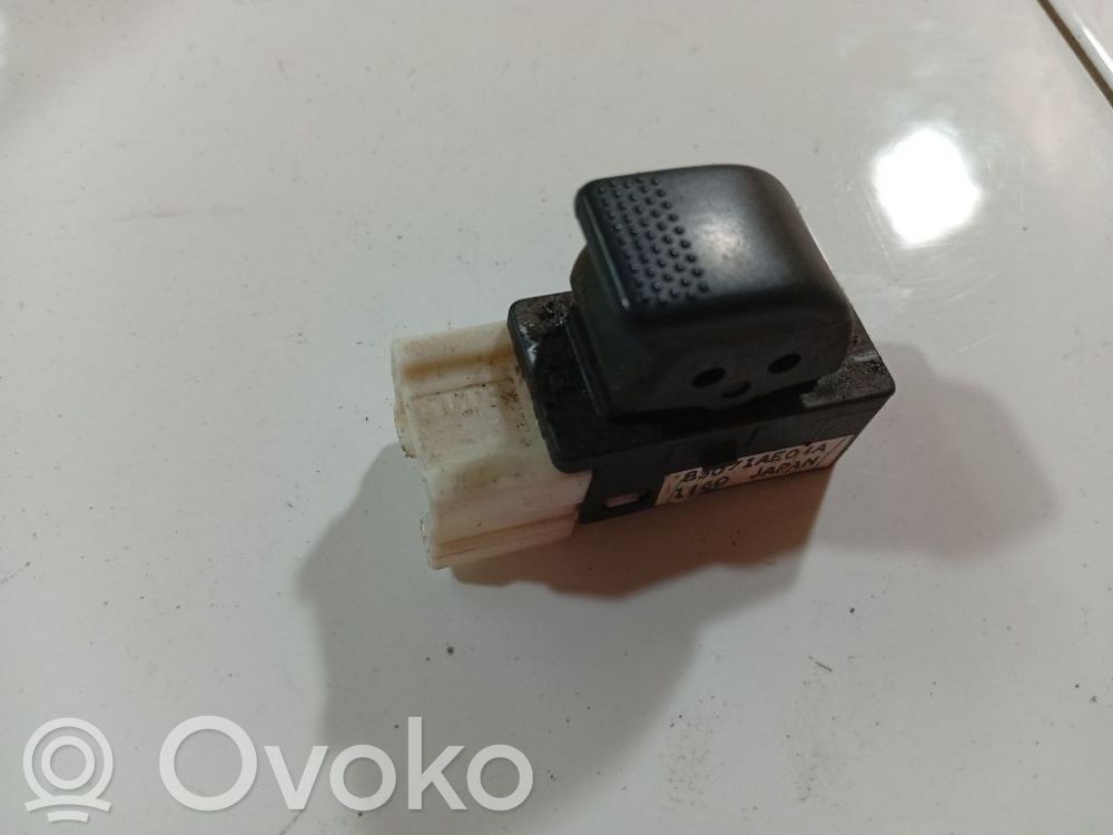 Subaru Legacy Electric window control switch 