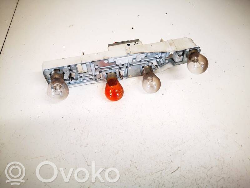 Ford Focus Takavalon polttimon suojan pidike 
