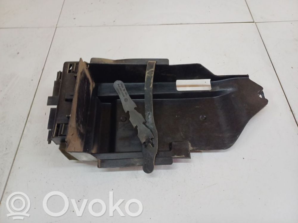 Volkswagen PASSAT B5 Akkulaatikon alusta 