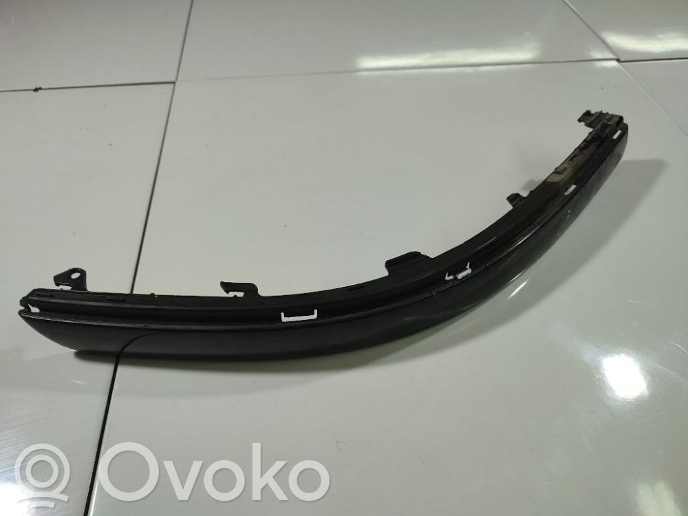 Volkswagen PASSAT B5.5 Moulure de pare-chocs avant 