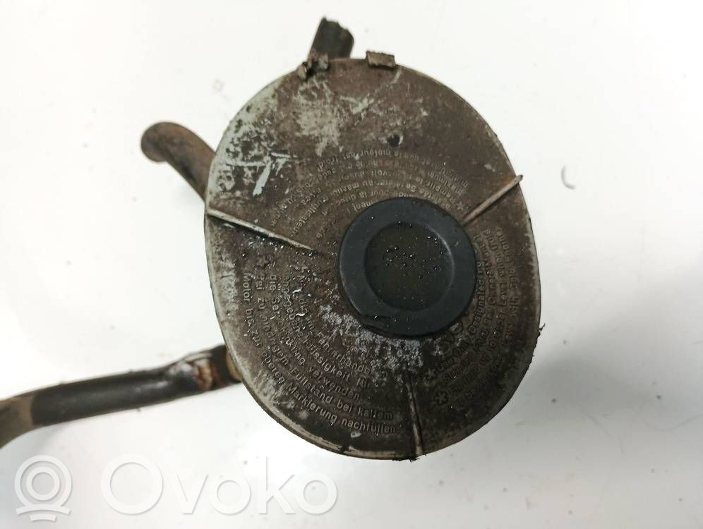 Ohjaustehostimen nestesäiliö
