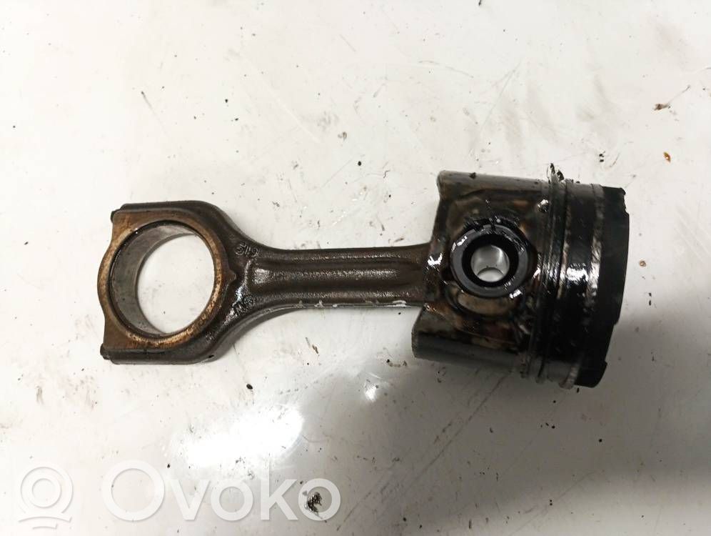 Piston avec bielle