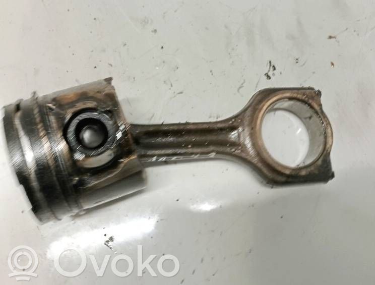 Piston cu bielă