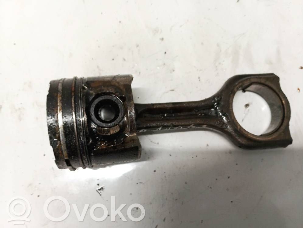 Piston avec bielle