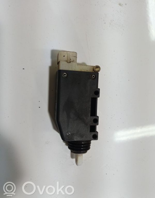 Opel Omega B2 Motor de bloqueo de puertas 