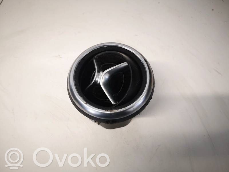 Mercedes-Benz A W176 Dysze / Kratki środkowego nawiewu deski rozdzielczej 