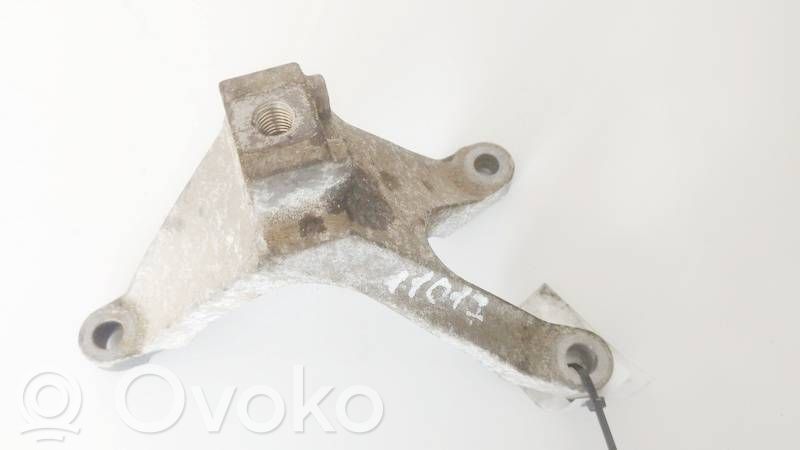 Ford Focus Engine mounting bracket 