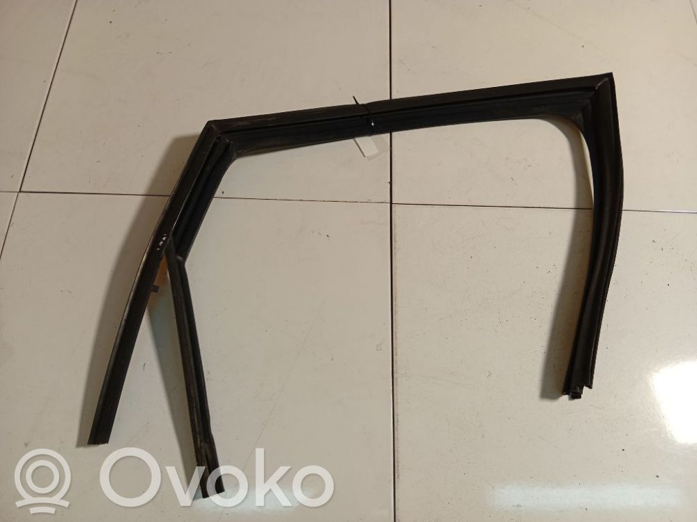 Citroen C4 I Picasso Listwa / Uszczelka szyby drzwi tylnych