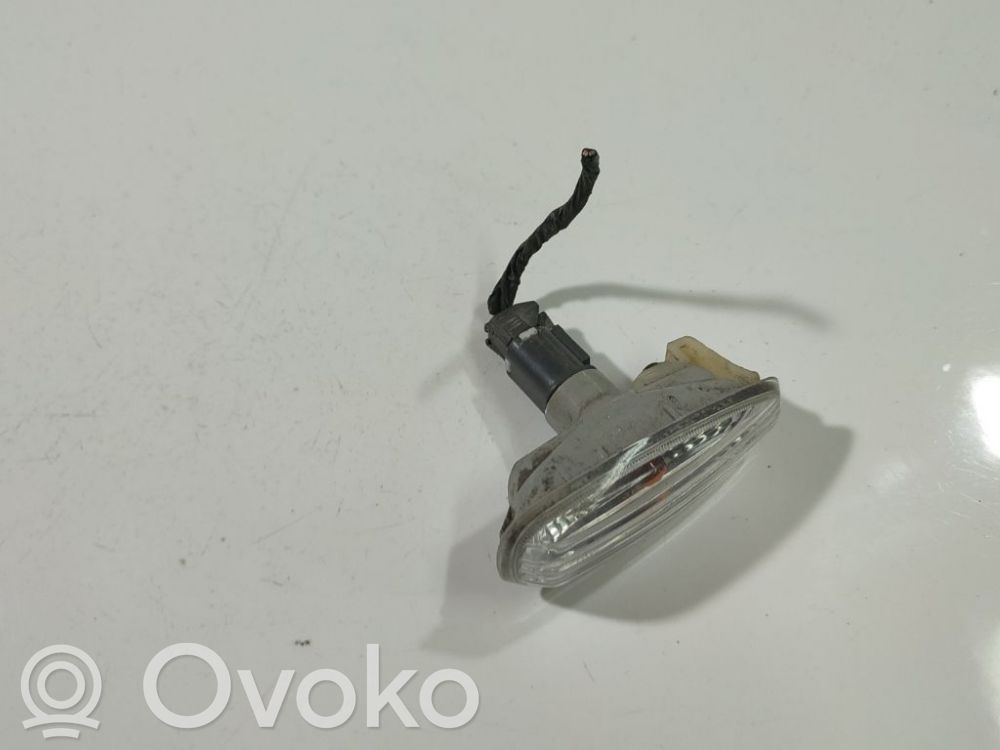 KIA Ceed Semnalizator bară față 