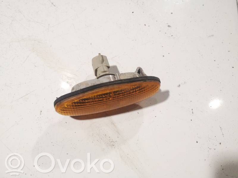 Mazda 323 Semnalizator bară față 