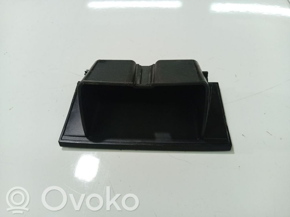 Volkswagen PASSAT B6 Auton tuhkakuppi 