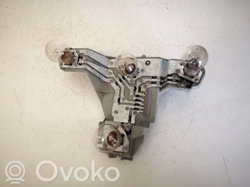Toyota Corolla E120 E130 Takavalon polttimon suojan pidike 