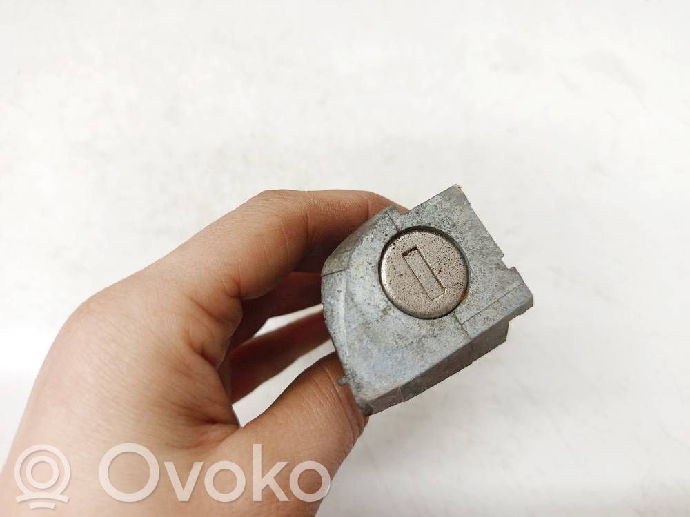Volkswagen Golf VI Etuoven lukko (kahvan vieressä) 