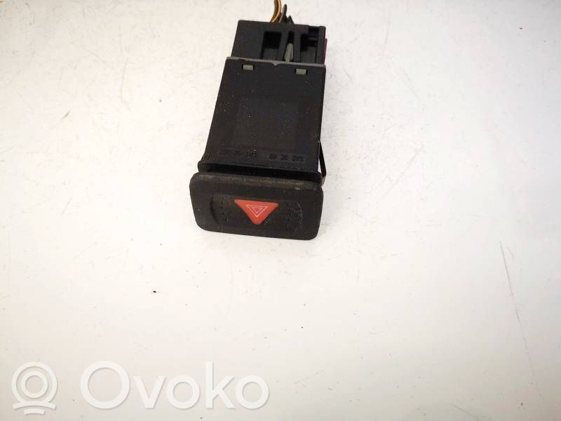 Volkswagen Golf IV Przycisk świateł awaryjnych 
