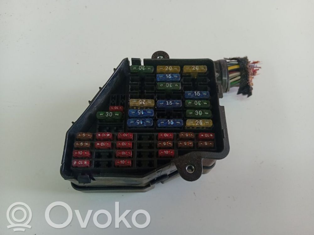 Volkswagen PASSAT B5 Juego de caja de fusibles 