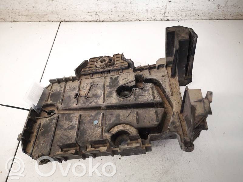 Peugeot 407 Akkulaatikon alusta 