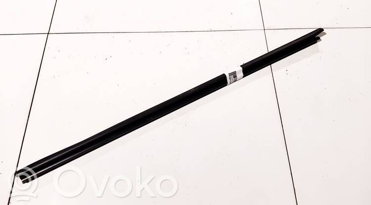 Volkswagen PASSAT B6 Listwa szyby czołowej / przedniej 
