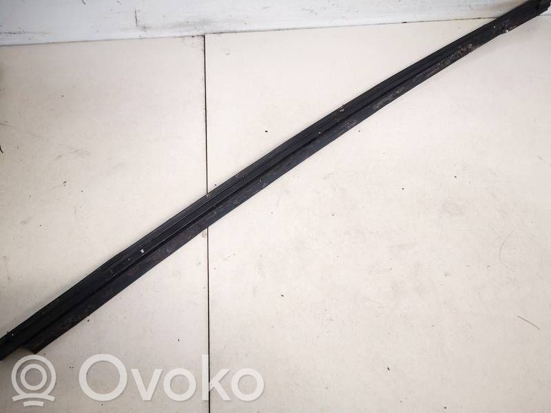 Mercedes-Benz E W211 Rivestimento parabrezza