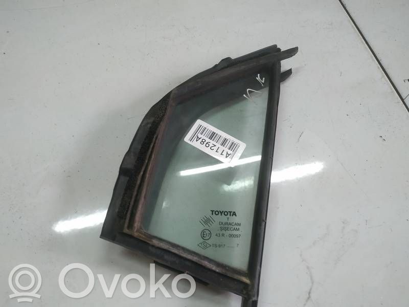 Toyota Yaris Vetro del deflettore della portiera anteriore - quattro porte