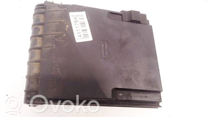 Volkswagen PASSAT CC Coperchio scatola dei fusibili