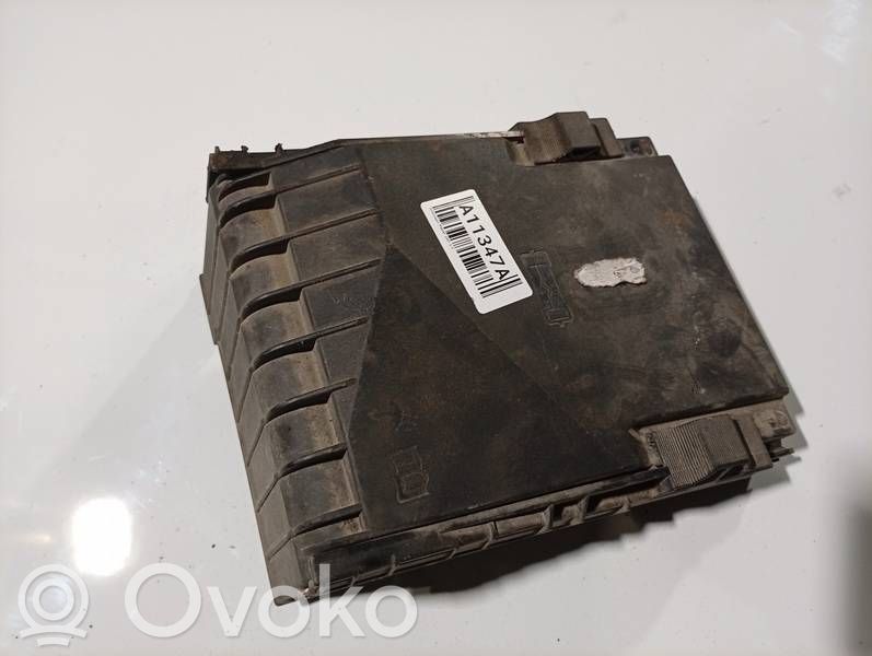 Volkswagen PASSAT B6 Coperchio scatola dei fusibili