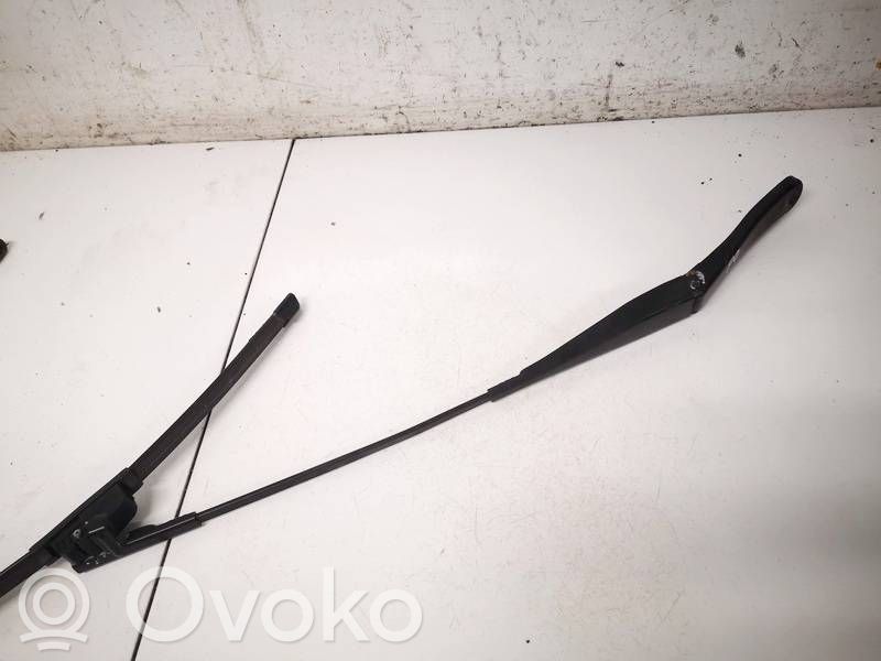 Opel Astra H Braccio della spazzola tergicristallo anteriore 