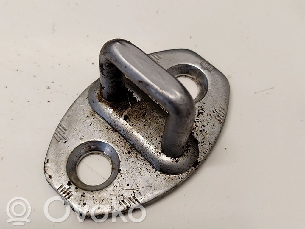 Volkswagen PASSAT B5.5 Boucle de verrouillage porte avant / crochet de levage 