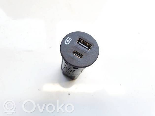 Ford Kuga III USB-pistokeliitin 